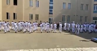 Copertina di Militari ballano Jerusalema mentre sono schierati per il saluto: indagata per “disobbedienza” l’ufficiale della marina protagonista del video