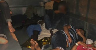 Copertina di Ventimiglia, dentro i container dove la polizia francese trattiene i migranti: “Ammassati, mancano norme igieniche e anti-Covid”. Il video