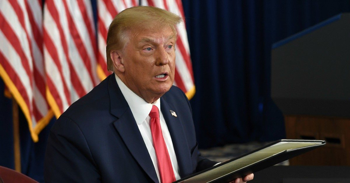 Usa, non c’è accordo su aiuti per il coronavirus: Trump firma 4 decreti. Dem e Governatori: “Insufficienti e incostituzionali, fa come gli pare”