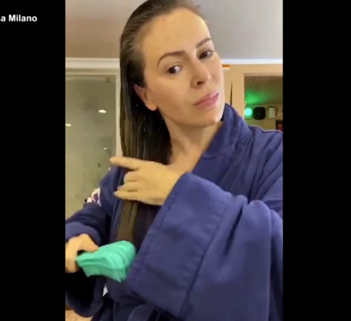 “Ecco uno degli effetti del Covid”: l’attrice Alyssa Milano mostra in diretta la sua perdita di capelli