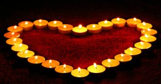 Copertina di Scrive “vuoi sposarmi?” con 100 candeline e manda la casa a fuoco