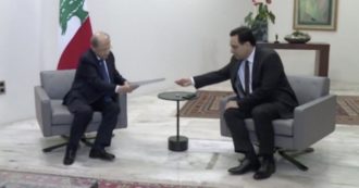 Copertina di Libano, il primo ministro Diab consegna le dimissioni al presidente Aoun. Festeggiamenti a Beirut dopo l’annuncio