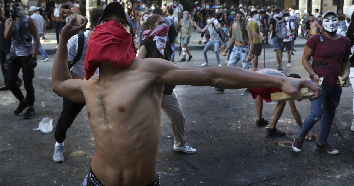 Libano, credito finito per chi ha governato: è l’ora dei negoziati con chi protesta. L’incognita del “nuovo contratto politico” di Macron