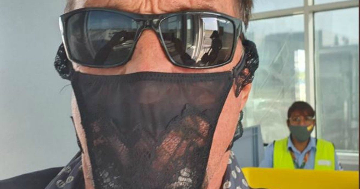 Indossa un tanga come mascherina: arrestato John McAfee, il fondatore dell’antivirus