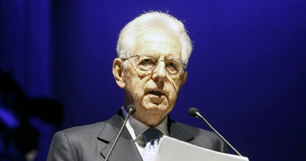 Monti critica il governo: “Riforme diluite e ritardate, non si affrontano le disuguaglianze”. E rinnega il fiscal compact, che firmò nel 2012 (sposando la linea di austerità chiesta da Draghi)