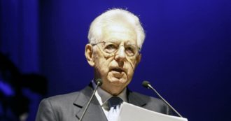 Copertina di Monti critica il governo: “Riforme diluite e ritardate, non si affrontano le disuguaglianze”. E rinnega il fiscal compact, che firmò nel 2012 (sposando la linea di austerità chiesta da Draghi)