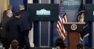 Copertina di Spari fuori dalla Casa Bianca, Trump scortato fuori dalla sala stampa dal Secret Service. E lui esce ostentando sicurezza