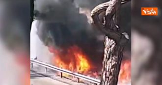 Copertina di Ostia, 4 cassonetti in fiamme: il rogo investe le auto. Raggi: “Queste immagini fanno male”