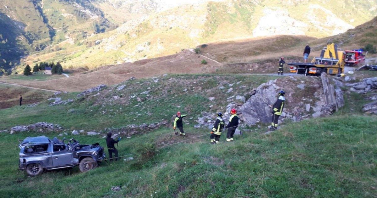 Cuneo, fuoristrada in una scarpata: morti cinque ragazzi tra i 14 e i 24 anni. Erano in nove su un mezzo da sei. Il sindaco: “Persi metà dei nostri giovani, forse sarebbe bastato un cartello”