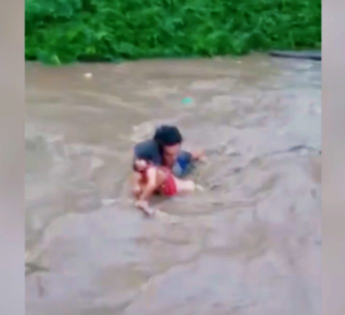 Due bambine stanno annegando nel fiume in piena: uomo si tuffa in acqua e le salva. Il video