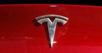 Copertina di Tesla ingrana la quinta in borsa, con lo “split” delle azioni. In un anno + 574%