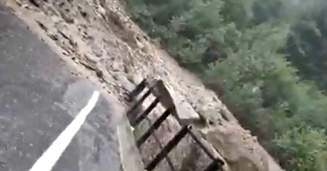 Frana in Valmalenco, valanga di detriti si stacca dal versante della montagna e piomba sulla strada: tre morti