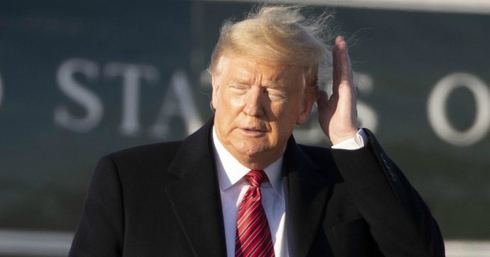 Trump, a stare a sentirlo parlare c’è da mettersi le mani nei capelli. Ma non come intende lui