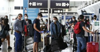 Copertina di Arriva tardi in aeroporto e perde il volo: 34enne tenta di imbarcarsi sdraiandosi sul nastro dei bagagli, arrestato