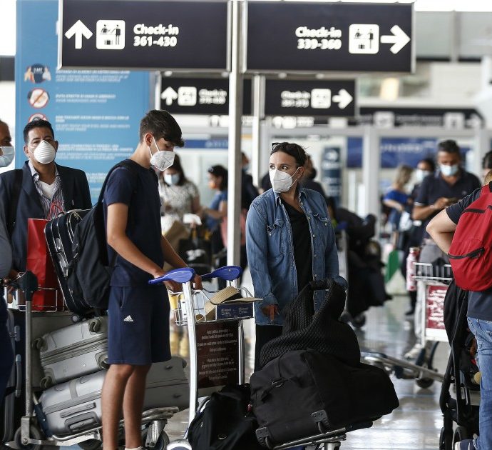 Arriva tardi in aeroporto e perde il volo: 34enne tenta di imbarcarsi sdraiandosi sul nastro dei bagagli, arrestato