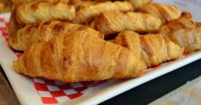 89enne si sente sola e ha voglia di un cornetto alla marmellata: chiede aiuto al 113, gli agenti accorrono e le portano la colazione 89enne si sente sola e ha voglia di un cornetto alla marmellata: chiede aiuto al 113, gli agenti accorrono e le portano la colazione