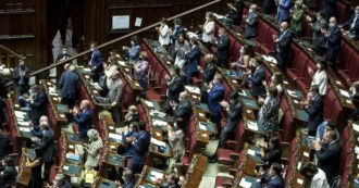 Copertina di Bonus ai politici, sacrificare un capro espiatorio in più non servirà a risollevarci dalla crisi
