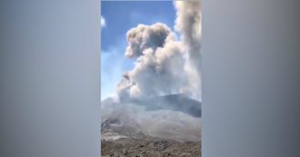 Copertina di Etna in attività, colonna di fumo ed emissione di cenere dal “cono della sella”: le immagini