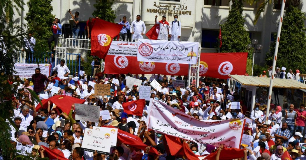 Migranti, “solo blocchi delle partenze e rimpatri, ma qui non abbiamo lavoro”: le associazioni tunisine contro l’accordo con l’Italia