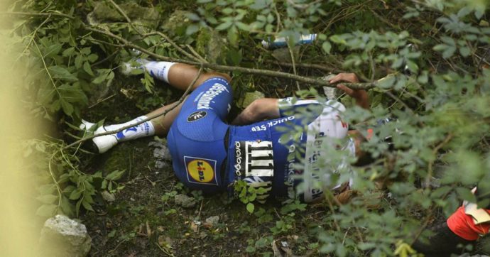 Giro di Lombardia, brutta caduta per il belga Evenepoel in discesa: sbatte contro un muretto e precipita in un burrone. “È cosciente”