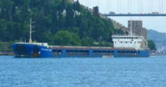 Copertina di La resistenza dei 13 marinai della Zeynalabdin Tagiyev: la nave è sequestrata da giugno, ma loro non scendono. “Avanziamo 8 stipendi”