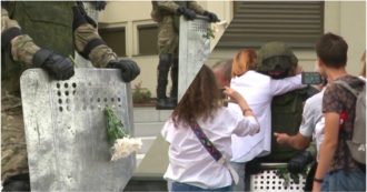 Copertina di Bielorussia, gli agenti in tenuta antisommossa abbassano gli scudi: i manifestanti si avvicinano per abbracciarli e regalare fiori – Video