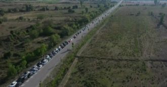 Copertina di Coronavirus, coda di oltre 20 chilometri tra Albania e Grecia: migliaia di lavoratori bloccati al confine per le nuove misure anti-Covid