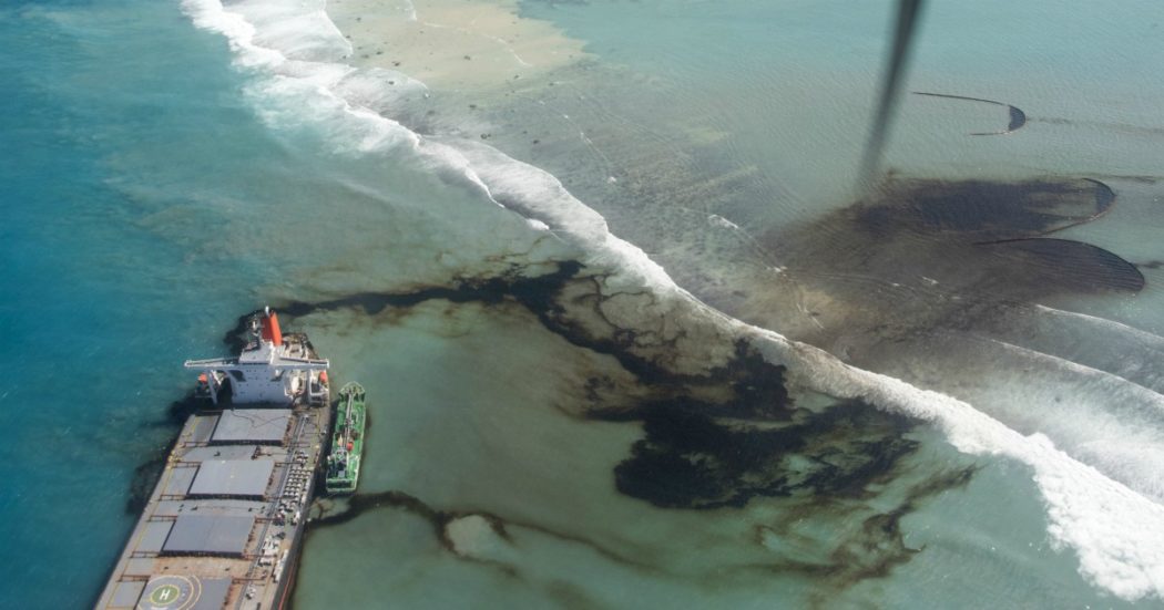 Mauritius, la petroliera giapponese incagliata sulla barriera corallina sta per spezzarsi