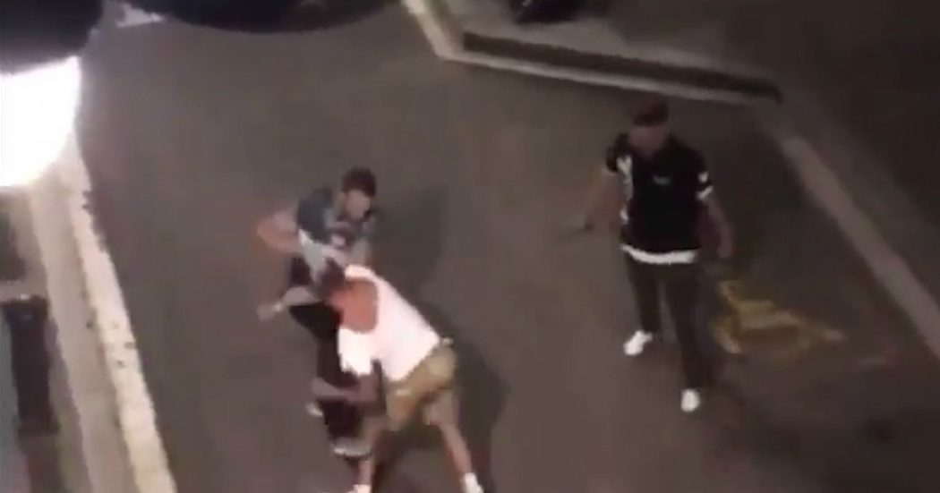 “Non ha pagato il conto”, pugile italiano prende a pugni in strada camerieri e poliziotti: arrestato a Barcellona. Il video ripreso da un testimone