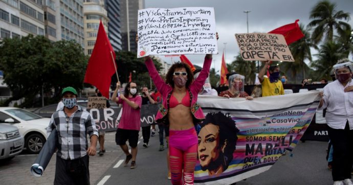 Copertina di Machado contro machista Bolsonaro sott’accusa per le frasi omofobe