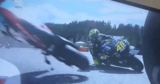 Copertina di Valentino Rossi “miracolato”: la moto di Zarco lo sfiora dopo incidente con Morbidelli. “Il rischio più grande della mia vita, sono scosso”