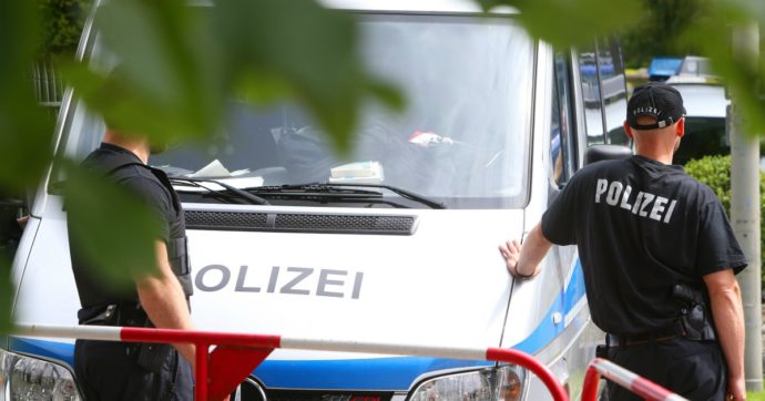 Dresda, cittadino italiano di 37 anni muore agli arresti. Procura: “Non è morte naturale”