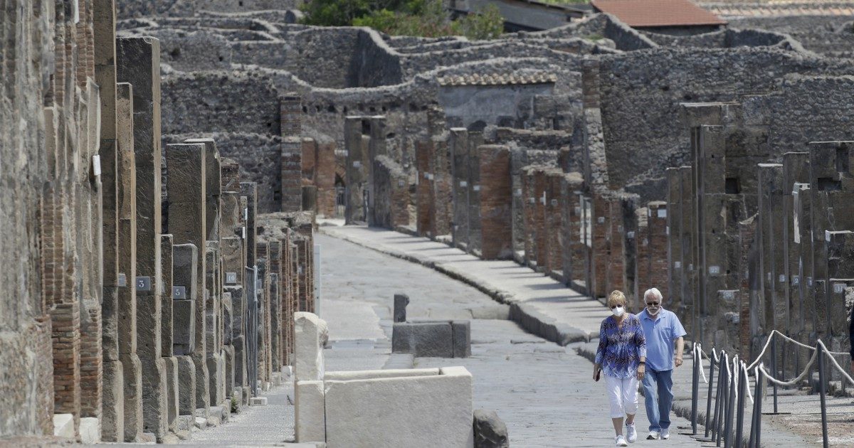 Sale sul tetto delle Terme centrali di Pompei per farsi un selfie: turista rischia 3mila euro di multa