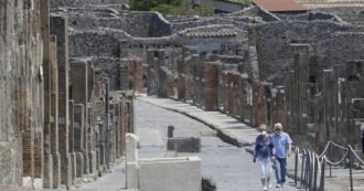 Copertina di Sale sul tetto delle Terme centrali di Pompei per farsi un selfie: turista rischia 3mila euro di multa