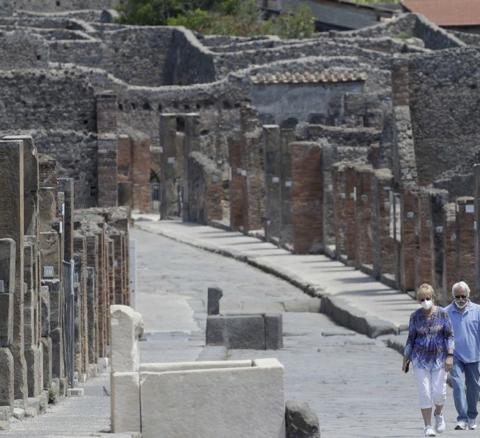 Sale sul tetto delle Terme centrali di Pompei per farsi un selfie: turista rischia 3mila euro di multa