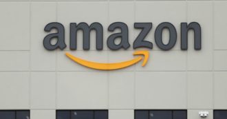 Copertina di Amazon sotto indagine in Germania: avrebbe bloccato chi speculava sui prezzi di mascherine e disinfettanti
