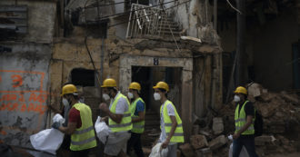 Copertina di Libano di nuovo in lockdown: dopo esplosione torna l’allarme Covid. Emergenza con ospedali affollati, fuori uso e carenza di farmaci