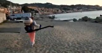 Copertina di Messina, sindaco De Luca fa sanificare i granelli di sabbia e mostra le operazioni in un video: “Da noi spiagge Covid free”