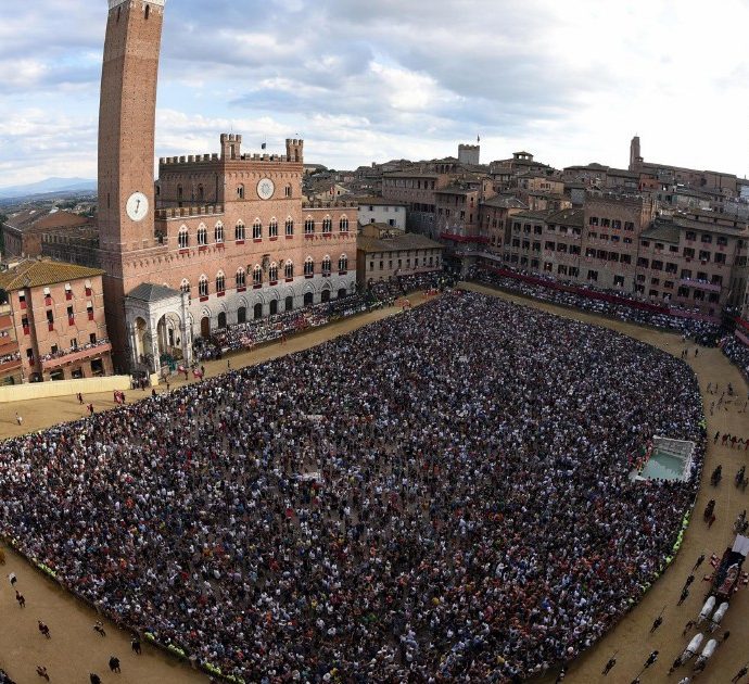 “Il Palio di Siena? Non è violenza da stadio, è un’altra cosa. Dopo la gara si va sulle tombe al cimitero, i vivi festeggiano con i morti”: Maurizio Bianchini svela i segreti della competizione