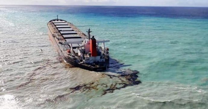 Copertina di La petroliera si è spezzata:  greggio in mare e disastro alle isole Mauritius