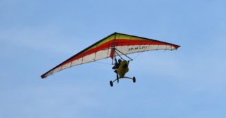 Copertina di Ragusa, precipita un deltaplano a motore in fase di decollo: morto il pilota piemontese