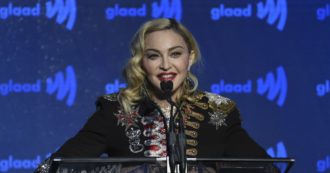 Copertina di Madonna compie 62 anni e festeggia in Giamaica: marijuana, balli scatenati e niente mascherine