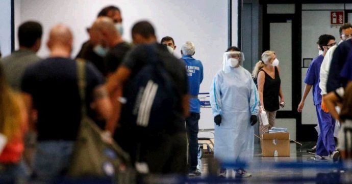 Covid, positivi al virus 12 passeggeri arrivati a Bari, Napoli, Fiumicino e Palermo da Londra. Analisi per accertare se hanno la “variante inglese”