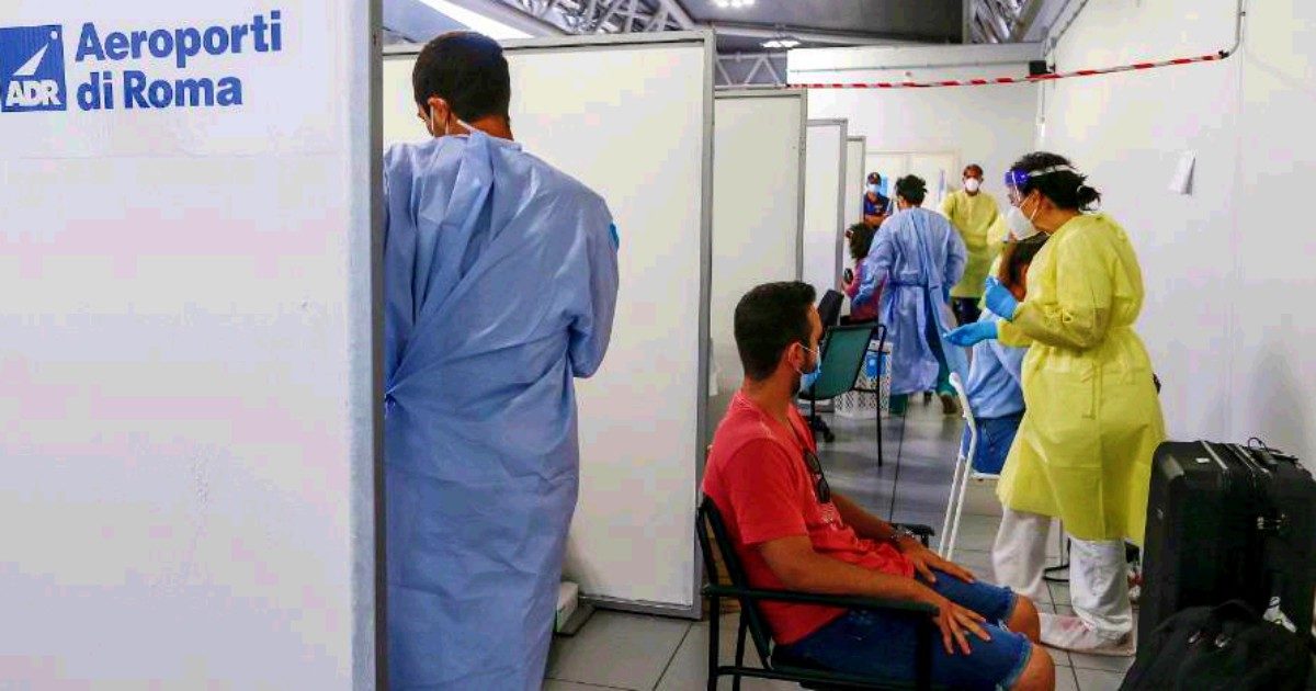 Test Covid al rientro dall’estero, le Regioni in ordine sparso. E per chi rientra in nave le norme possono cambiare nel giro di pochi chilometri