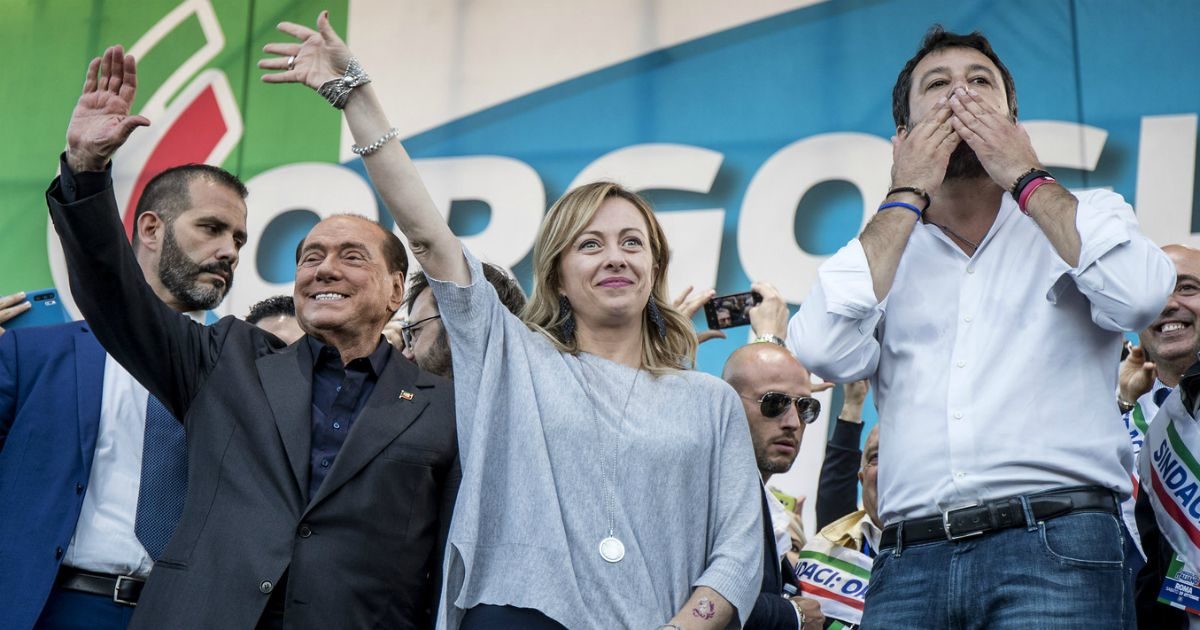 Il centrodestra firma (un altro) patto anti-inciucio: “Mai al governo con altri”. E fa la lista delle priorità: autonomia, giustizia e presidenzialismo