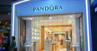 Copertina di Pandora, la nuova collezione fa polemica. Ma tra una pecora o un nuraghe io direi meglio niente