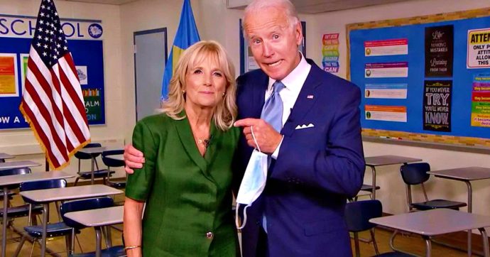 Usa 2020, Biden è ufficialmente il candidato dem. Il discorso della moglie Jill da una scuola: “America famiglia distrutta, Joe può unirci”