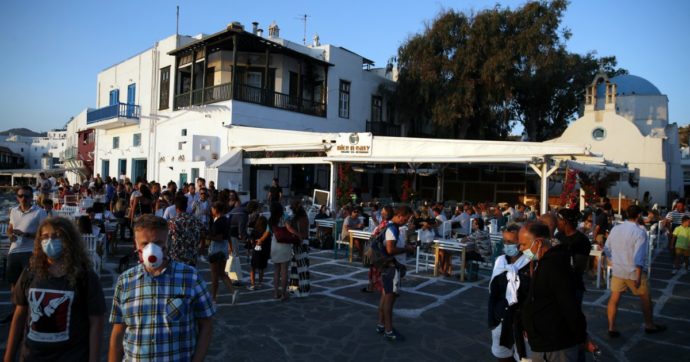 Mykonos, mascherina obbligatoria anche all’aperto e stop a mercati e feste da venerdì. Grecia al limite della “soglia di sicurezza”