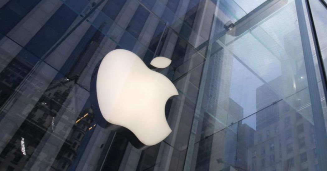 Il riacquisto di azioni proprie fa volare i titoli Apple. Capitalizzazione sfonda i 2.000 miliardi di dollari