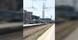 Copertina di Treno deraglia a Carnate, le prime immagini dal luogo dell’incidente: video